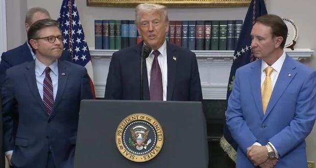 突發！特朗普簽了：25%關稅！中方回應！